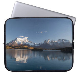 SCHNEEBEDECKTER BERG IN REFLEXIVER FOTOGRAFIE LAPTOPSCHUTZHÜLLE