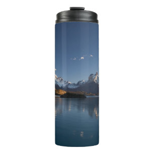 SCHNEEBEDECKTER BERG IN REFLEXIVER FOTOGRAFIE THERMOSBECHER