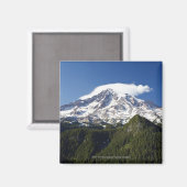 Schneebedeckter Berg mit blauem Himmel und Wald Magnet (Vorderseite/Rückseite)