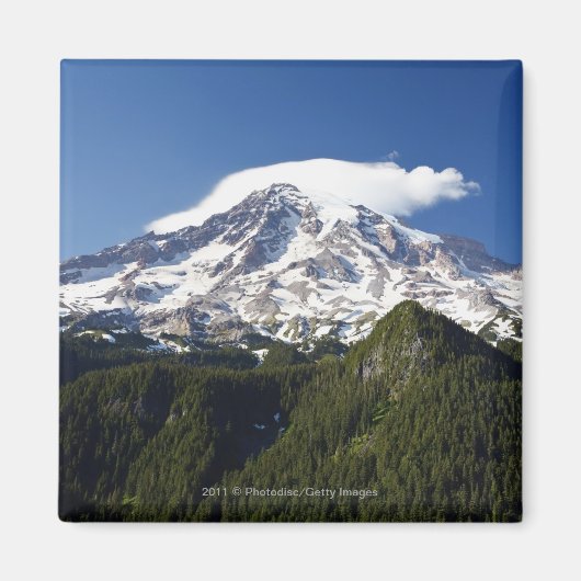 Schneebedeckter Berg mit blauem Himmel und Wald Magnet (Vorne)