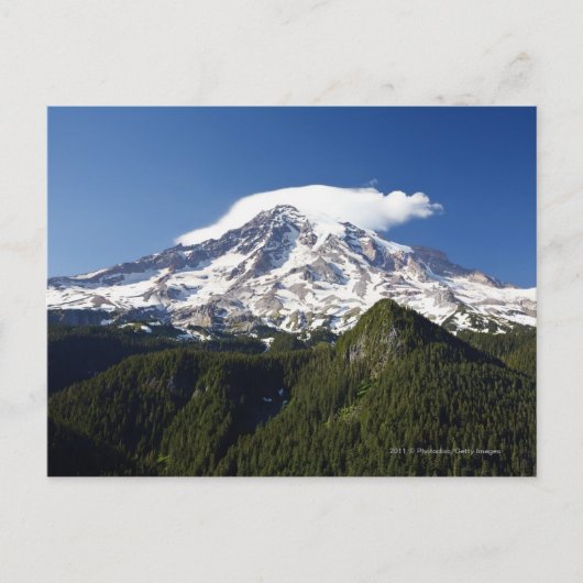 Schneebedeckter Berg mit blauem Himmel und Wald Postkarte (Vorderseite)