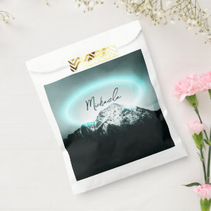 Schneebedeckter Berg mystisches blaues Neonlicht M Geschenktütchen
