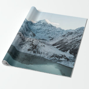 SCHNEEBEDECKTER BERG NAHE EINEM GEWÄSSER GESCHENKPAPIER