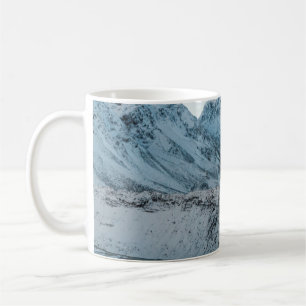 SCHNEEBEDECKTER BERG NAHE EINEM GEWÄSSER KAFFEETASSE
