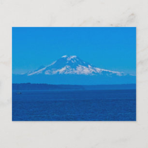 Schneebedeckter Berg über blauem Wasser Postkarte