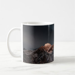 SCHNEEBEDECKTER BERG UNTER BLAUEM HIMMEL BEI TAGES KAFFEETASSE