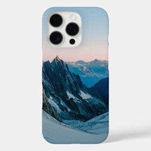 Schneebedeckter Berg unter knackigem Himmel iPhone 16 Pro Hülle
