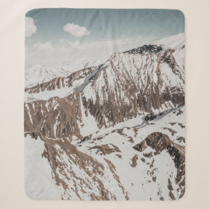 SCHNEEBEDECKTER BERG UNTER WEISSEN WOLKEN WÄHREND SHERPADECKE