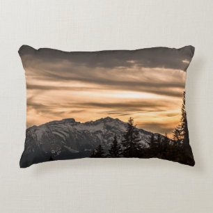 SCHNEEBEDECKTER BERG WÄHREND DES SONNENUNTERGANGS DEKOKISSEN