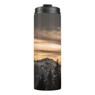 SCHNEEBEDECKTER BERG WÄHREND DES SONNENUNTERGANGS THERMOSBECHER