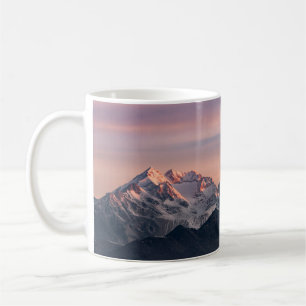 SCHNEEBEDECKTER BERG WÄHREND DES TAGES0 KAFFEETASSE