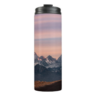 SCHNEEBEDECKTER BERG WÄHREND DES TAGES0 THERMOSBECHER
