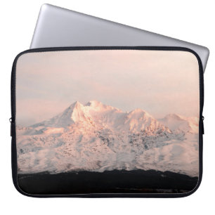 SCHNEEBEDECKTER BERG WÄHREND DES TAGES3 LAPTOPSCHUTZHÜLLE