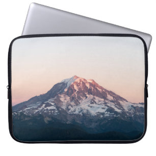 Schneebedeckter Berg während des Tages Laptopschutzhülle
