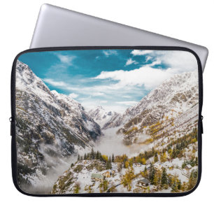 Schneebedeckter Berg während des Tages Laptopschutzhülle