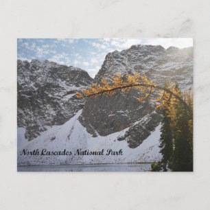 Schneebedeckter Bergsee im Norden Cascades Postkarte