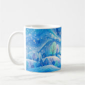 Schneebedeckter Bergwald mit treibendem Schnee Kaffeetasse (Links)