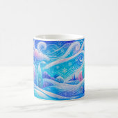 Schneebedeckter Bergwald mit treibendem Schnee Kaffeetasse (Mittel)