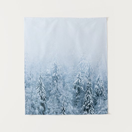 Schneebedeckter Buchenwald im Nebel Wandteppich (Vorderseite)