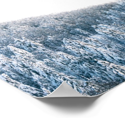 Schneebedeckter Fichtenwald Poster (Ecke)