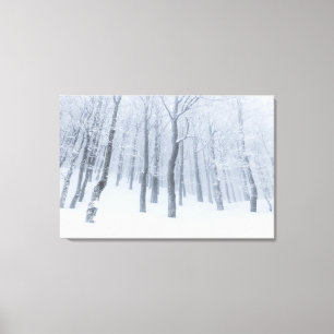 Schneebedeckter gefrorener Wald im Winter Leinwanddruck