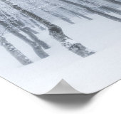 Schneebedeckter gefrorener Wald im Winter Poster (Ecke)