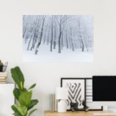 Schneebedeckter gefrorener Wald im Winter Poster (Heimbüro)