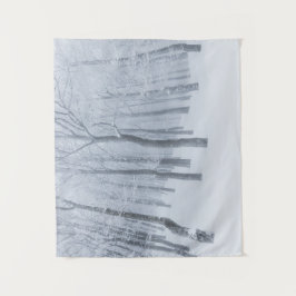 Schneebedeckter gefrorener Wald im Winter Wandteppich