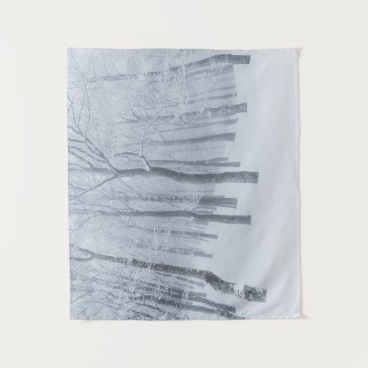 Schneebedeckter gefrorener Wald im Winter Wandteppich (Vorderseite)