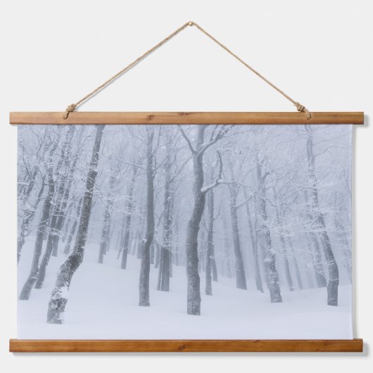 Schneebedeckter gefrorener Wald im Winter Wandteppich Mit Holzrahmen (Vorne)
