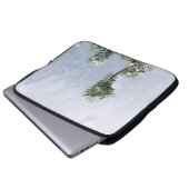 SCHNEEBEDECKTER GRÜNER LAUBBAUM LAPTOPSCHUTZHÜLLE (Vorne Knopf)