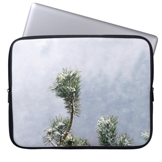 SCHNEEBEDECKTER GRÜNER LAUBBAUM LAPTOPSCHUTZHÜLLE (Vorderseite)