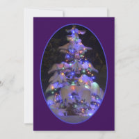 Schneebedeckter, hellblauer Weihnachtsbaum