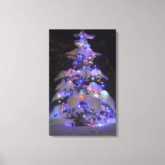 Schneebedeckter, hellblauer Weihnachtsbaum Leinwanddruck (Vorderseite)