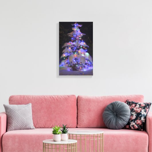 Schneebedeckter, hellblauer Weihnachtsbaum Leinwanddruck (Insitu (Wohnzimmer))