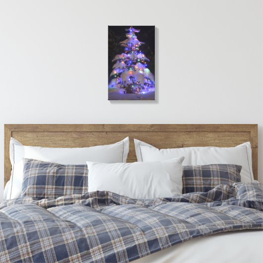 Schneebedeckter, hellblauer Weihnachtsbaum Leinwanddruck (Insitu (Schlafzimmer))