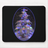 Schneebedeckter, hellblauer Weihnachtsbaum Mousepad (Vorne)