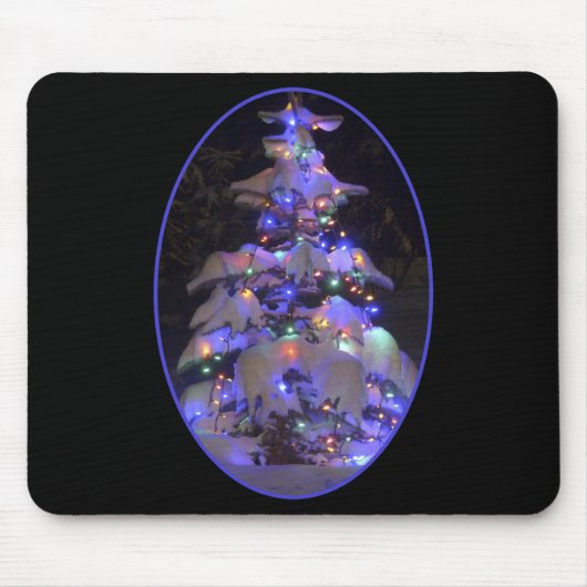 Schneebedeckter, hellblauer Weihnachtsbaum Mousepad (Vorne)