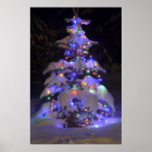 Schneebedeckter, hellblauer Weihnachtsbaum Poster (Vorne)