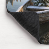 Schneebedeckter Immergrüner Baum in einem rustikal Mousepad (Ecke)