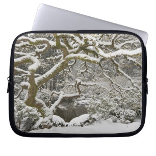 Schneebedeckter japanischer Ahorn Laptopschutzhülle