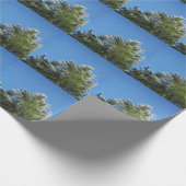 Schneebedeckter Kiefernbaum auf blauem Himmel Geschenkpapier (Ecke)