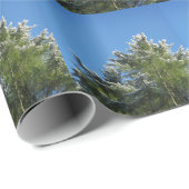Schneebedeckter Kiefernbaum auf blauem Himmel Geschenkpapier (Rolleneckpunkt)