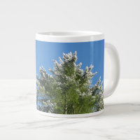 Schneebedeckter Kiefernbaum auf blauem Himmel