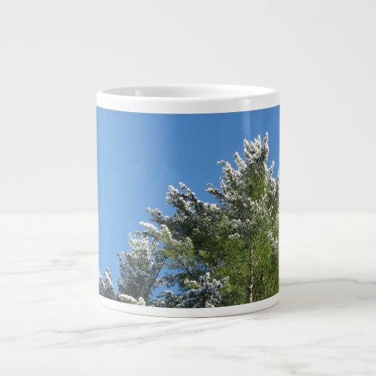 Schneebedeckter Kiefernbaum auf blauem Himmel Jumbo-Tasse (Vorderseite)