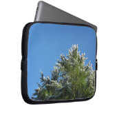 Schneebedeckter Kiefernbaum auf blauem Himmel Laptopschutzhülle (Vorne Rechts)