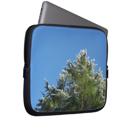 Schneebedeckter Kiefernbaum auf blauem Himmel Laptopschutzhülle (Vorne Rechts)