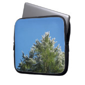 Schneebedeckter Kiefernbaum auf blauem Himmel Laptopschutzhülle (Vorderseite Links)