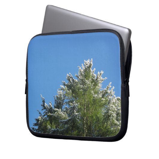 Schneebedeckter Kiefernbaum auf blauem Himmel Laptopschutzhülle (Vorderseite Links)