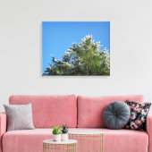 Schneebedeckter Kiefernbaum auf blauem Himmel Leinwanddruck (Insitu (Wohnzimmer))